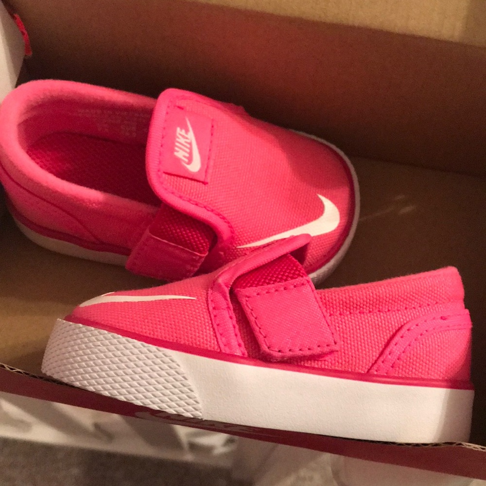 Infant/toddler Nike tennis shoes